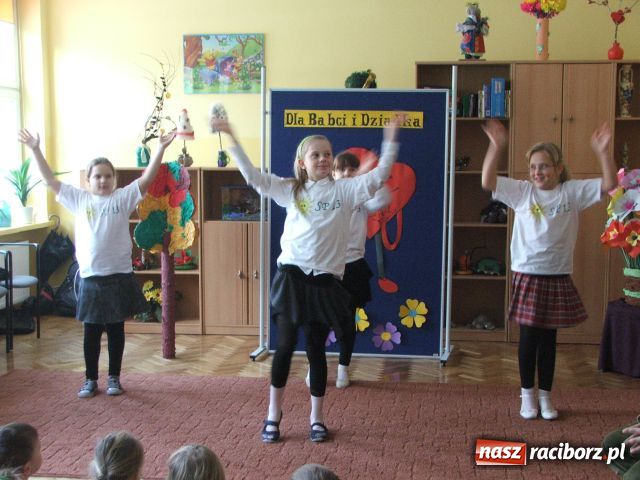 Zdjęcie w galerii na portalu naszraciborz.pl: Trzynastka pamięta o babciach i dziadkach wiadomości z regionu