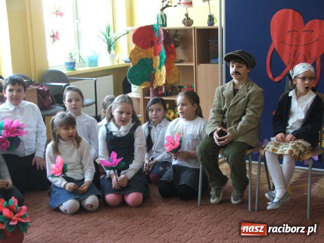 Zdjęcie w galerii na portalu naszraciborz.pl: Trzynastka pamięta o babciach i dziadkach wiadomości z regionu