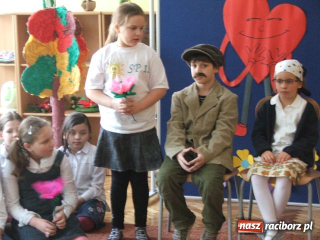 Zdjęcie w galerii na portalu naszraciborz.pl: Trzynastka pamięta o babciach i dziadkach wiadomości z regionu