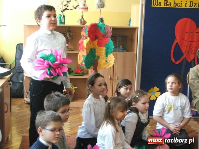 Zdjęcie w galerii na portalu naszraciborz.pl: Trzynastka pamięta o babciach i dziadkach wiadomości z regionu