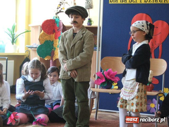 Zdjęcie w galerii na portalu naszraciborz.pl: Trzynastka pamięta o babciach i dziadkach wiadomości z regionu