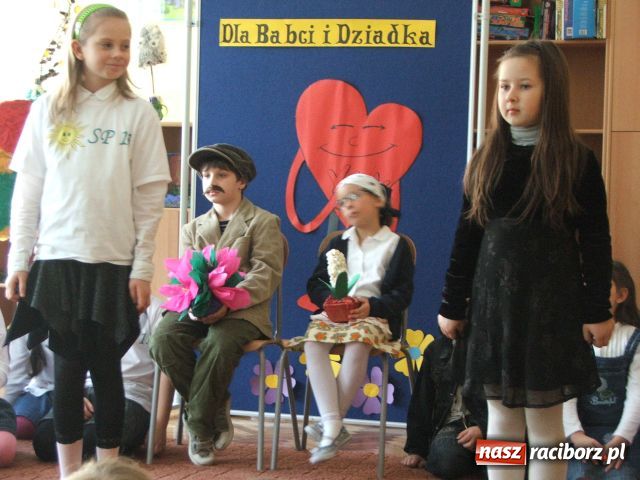 Zdjęcie w galerii na portalu naszraciborz.pl: Trzynastka pamięta o babciach i dziadkach wiadomości z regionu