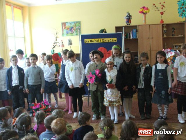 Zdjęcie w galerii na portalu naszraciborz.pl: Trzynastka pamięta o babciach i dziadkach wiadomości z regionu