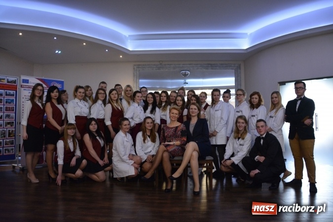 Zdjęcie w galerii na portalu naszraciborz.pl: Ośmiornica z musem selerowym, gazpacho, bruschetta i paella z krewetkami na konferencji CKZiU nr 1 wiadomości z regionu