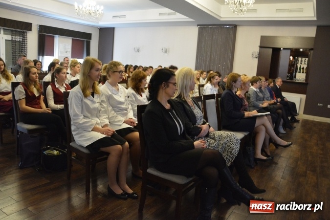 Zdjęcie w galerii na portalu naszraciborz.pl: Ośmiornica z musem selerowym, gazpacho, bruschetta i paella z krewetkami na konferencji CKZiU nr 1 wiadomości z regionu