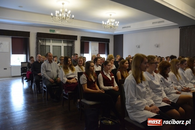 Zdjęcie w galerii na portalu naszraciborz.pl: Ośmiornica z musem selerowym, gazpacho, bruschetta i paella z krewetkami na konferencji CKZiU nr 1 wiadomości z regionu