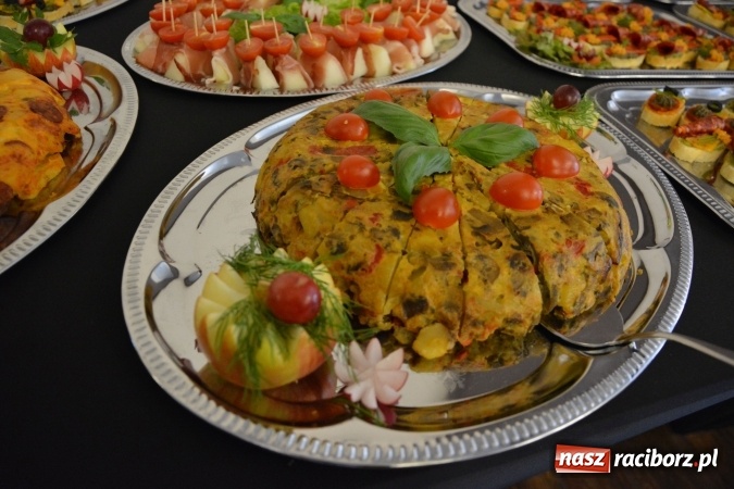 Zdjęcie w galerii na portalu naszraciborz.pl: Ośmiornica z musem selerowym, gazpacho, bruschetta i paella z krewetkami na konferencji CKZiU nr 1 wiadomości z regionu