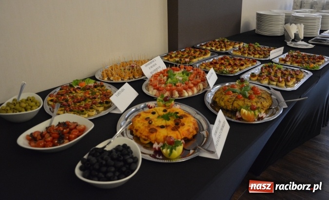 Zdjęcie w galerii na portalu naszraciborz.pl: Ośmiornica z musem selerowym, gazpacho, bruschetta i paella z krewetkami na konferencji CKZiU nr 1 wiadomości z regionu