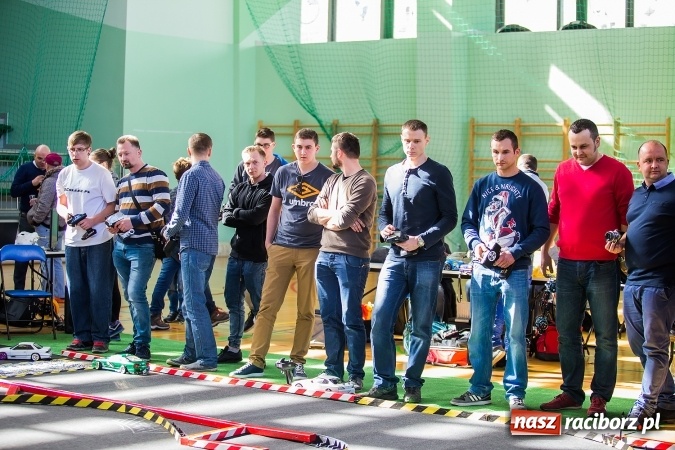 Zdjęcie w galerii na portalu naszraciborz.pl: Zawody aut zdalnie sterowanych w Arenie Rafako wiadomości z regionu