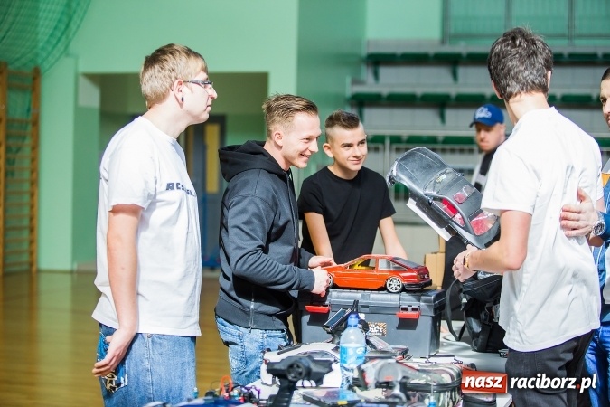 Zdjęcie w galerii na portalu naszraciborz.pl: Zawody aut zdalnie sterowanych w Arenie Rafako wiadomości z regionu