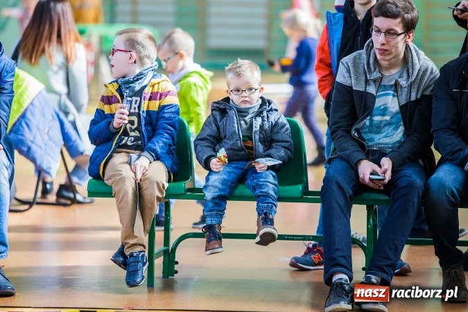 Zdjęcie w galerii na portalu naszraciborz.pl: Zawody aut zdalnie sterowanych w Arenie Rafako wiadomości z regionu