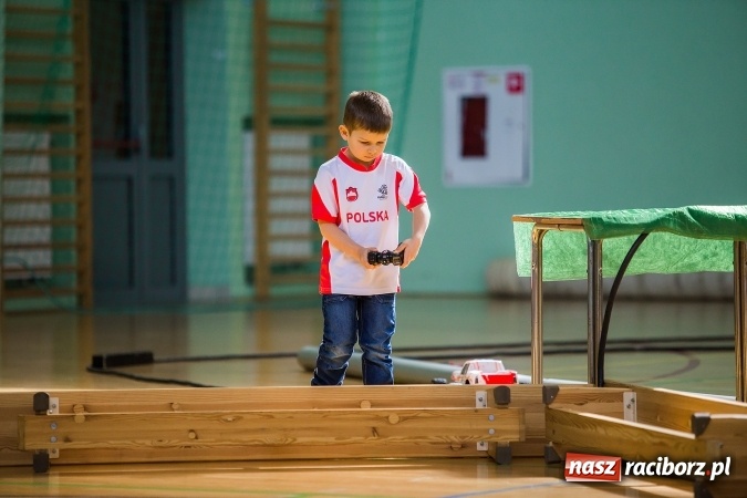 Zdjęcie w galerii na portalu naszraciborz.pl: Zawody aut zdalnie sterowanych w Arenie Rafako wiadomości z regionu