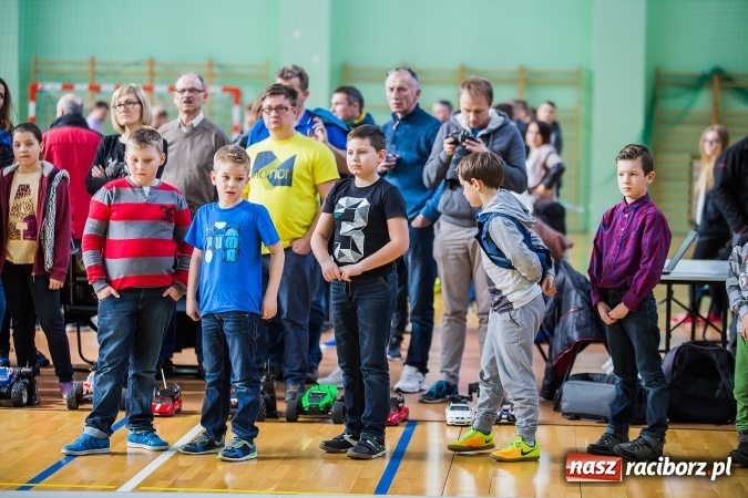 Zdjęcie w galerii na portalu naszraciborz.pl: Zawody aut zdalnie sterowanych w Arenie Rafako wiadomości z regionu