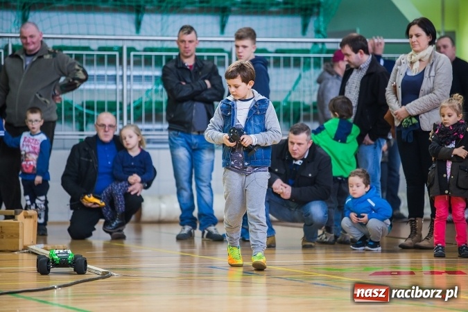Zdjęcie w galerii na portalu naszraciborz.pl: Zawody aut zdalnie sterowanych w Arenie Rafako wiadomości z regionu