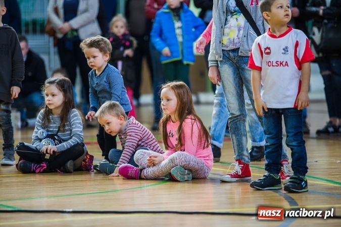 Zdjęcie w galerii na portalu naszraciborz.pl: Zawody aut zdalnie sterowanych w Arenie Rafako wiadomości z regionu