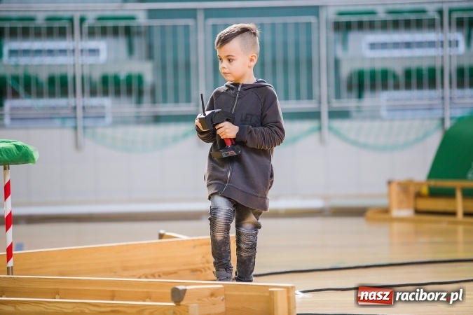Zdjęcie w galerii na portalu naszraciborz.pl: Zawody aut zdalnie sterowanych w Arenie Rafako wiadomości z regionu