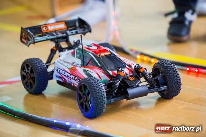 Zdjęcie w galerii na portalu naszraciborz.pl: Zawody aut zdalnie sterowanych w Arenie Rafako wiadomości z regionu