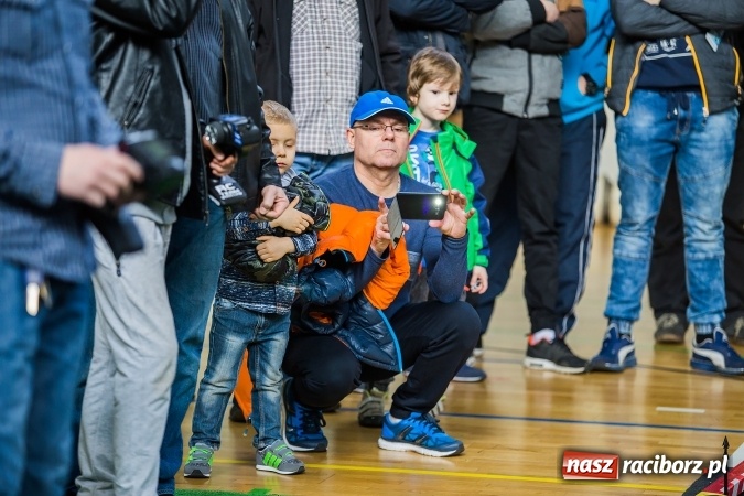Zdjęcie w galerii na portalu naszraciborz.pl: Zawody aut zdalnie sterowanych w Arenie Rafako wiadomości z regionu