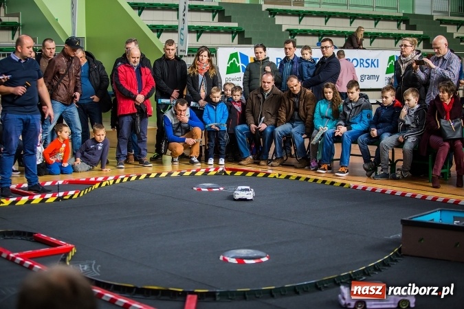 Zdjęcie w galerii na portalu naszraciborz.pl: Zawody aut zdalnie sterowanych w Arenie Rafako wiadomości z regionu