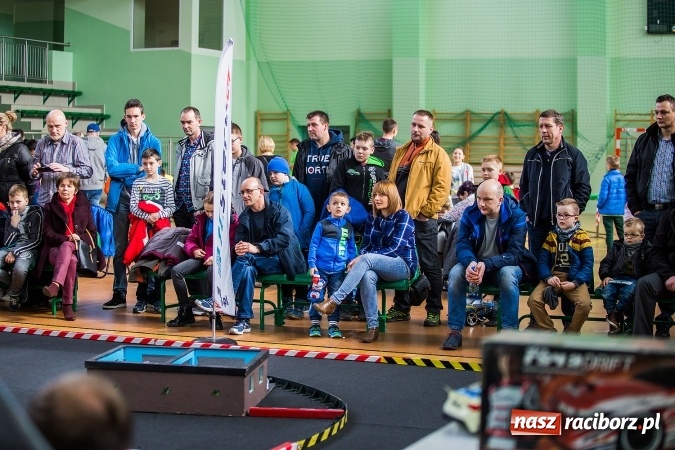 Zdjęcie w galerii na portalu naszraciborz.pl: Zawody aut zdalnie sterowanych w Arenie Rafako wiadomości z regionu