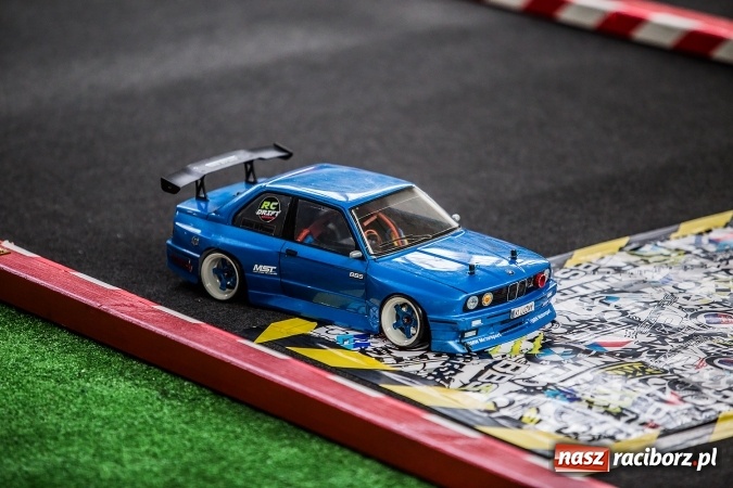 Zdjęcie w galerii na portalu naszraciborz.pl: Zawody aut zdalnie sterowanych w Arenie Rafako wiadomości z regionu