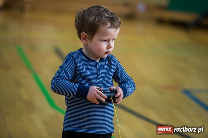 Zdjęcie w galerii na portalu naszraciborz.pl: Zawody aut zdalnie sterowanych w Arenie Rafako wiadomości z regionu