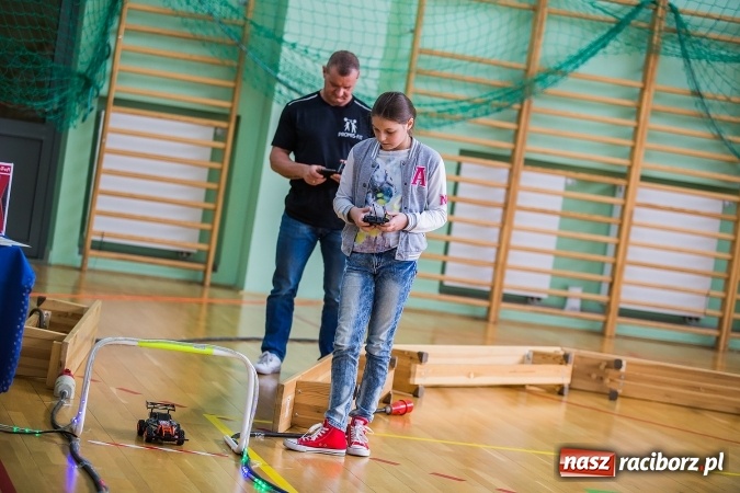 Zdjęcie w galerii na portalu naszraciborz.pl: Zawody aut zdalnie sterowanych w Arenie Rafako wiadomości z regionu