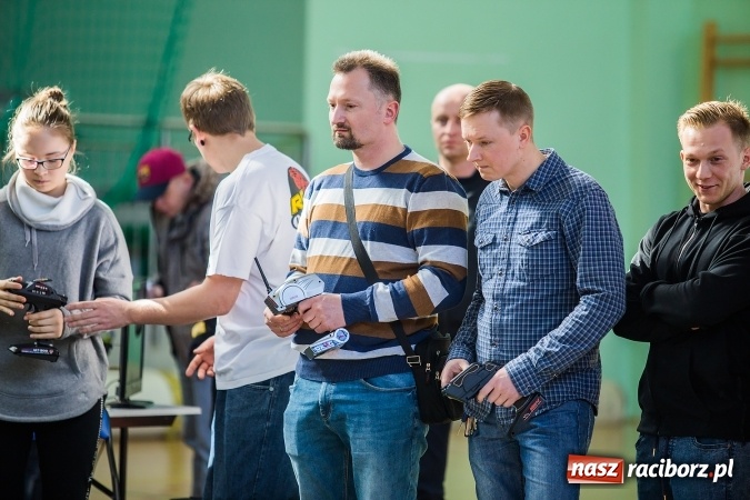 Zdjęcie w galerii na portalu naszraciborz.pl: Zawody aut zdalnie sterowanych w Arenie Rafako wiadomości z regionu