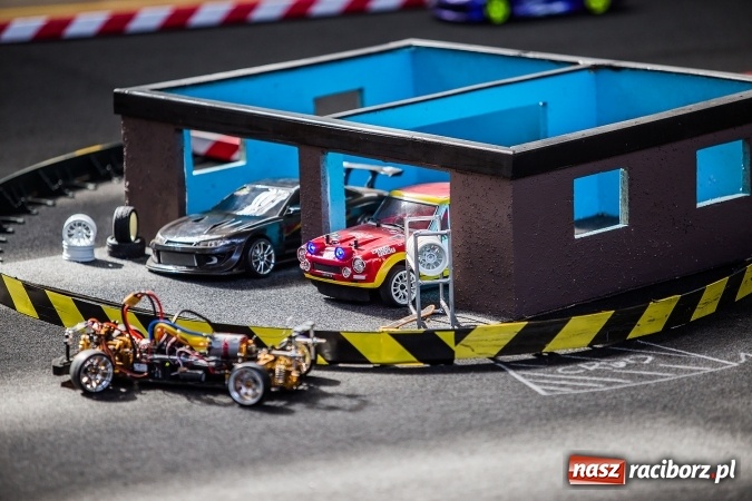 Zdjęcie w galerii na portalu naszraciborz.pl: Zawody aut zdalnie sterowanych w Arenie Rafako wiadomości z regionu