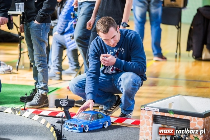 Zdjęcie w galerii na portalu naszraciborz.pl: Zawody aut zdalnie sterowanych w Arenie Rafako wiadomości z regionu