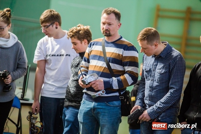 Zdjęcie w galerii na portalu naszraciborz.pl: Zawody aut zdalnie sterowanych w Arenie Rafako wiadomości z regionu