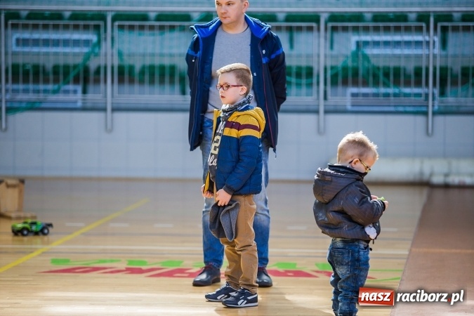 Zdjęcie w galerii na portalu naszraciborz.pl: Zawody aut zdalnie sterowanych w Arenie Rafako wiadomości z regionu
