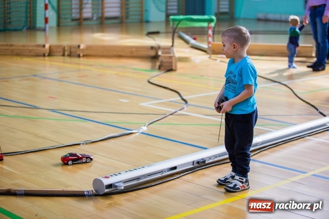 Zdjęcie w galerii na portalu naszraciborz.pl: Zawody aut zdalnie sterowanych w Arenie Rafako wiadomości z regionu