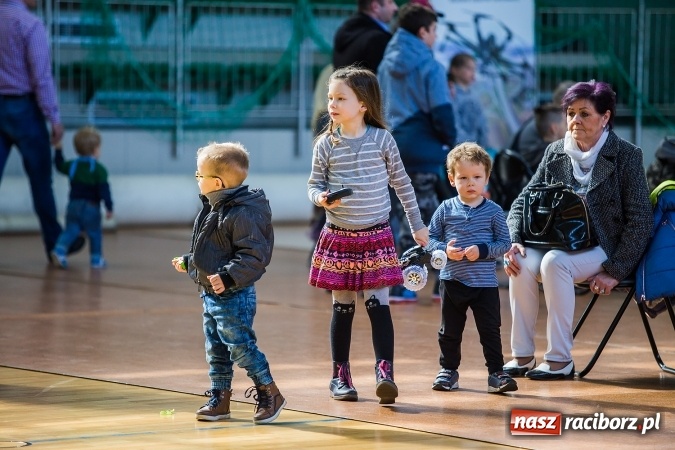 Zdjęcie w galerii na portalu naszraciborz.pl: Zawody aut zdalnie sterowanych w Arenie Rafako wiadomości z regionu