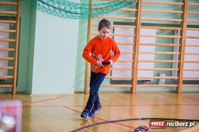 Zdjęcie w galerii na portalu naszraciborz.pl: Zawody aut zdalnie sterowanych w Arenie Rafako wiadomości z regionu