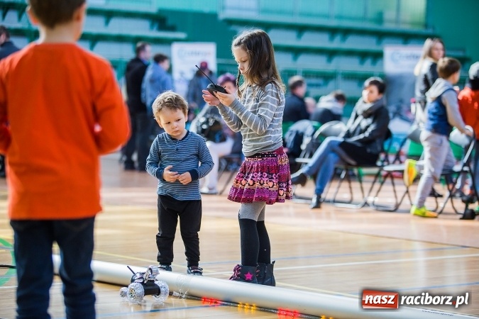 Zdjęcie w galerii na portalu naszraciborz.pl: Zawody aut zdalnie sterowanych w Arenie Rafako wiadomości z regionu