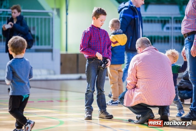 Zdjęcie w galerii na portalu naszraciborz.pl: Zawody aut zdalnie sterowanych w Arenie Rafako wiadomości z regionu