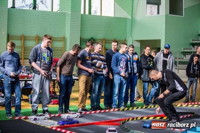 Zdjęcie w galerii na portalu naszraciborz.pl: Zawody aut zdalnie sterowanych w Arenie Rafako wiadomości z regionu