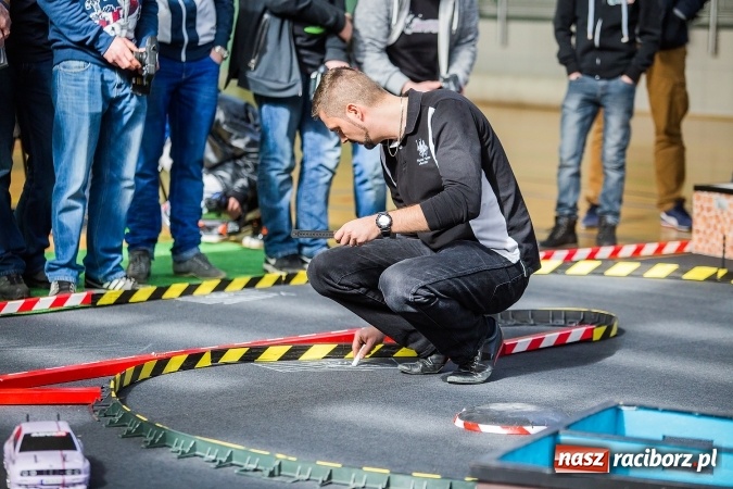 Zdjęcie w galerii na portalu naszraciborz.pl: Zawody aut zdalnie sterowanych w Arenie Rafako wiadomości z regionu