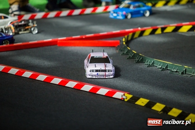 Zdjęcie w galerii na portalu naszraciborz.pl: Zawody aut zdalnie sterowanych w Arenie Rafako wiadomości z regionu