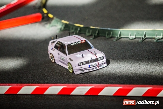 Zdjęcie w galerii na portalu naszraciborz.pl: Zawody aut zdalnie sterowanych w Arenie Rafako wiadomości z regionu