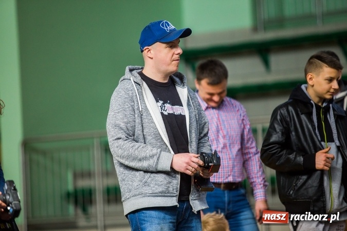 Zdjęcie w galerii na portalu naszraciborz.pl: Zawody aut zdalnie sterowanych w Arenie Rafako wiadomości z regionu