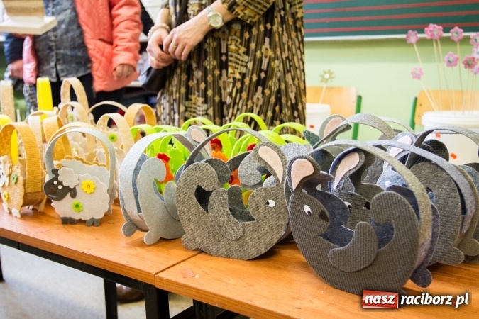 Zdjęcie w galerii na portalu naszraciborz.pl: W Borucinie już świątecznie. Szkoła zorganizowała kiermasz wielkanocny wiadomości z regionu