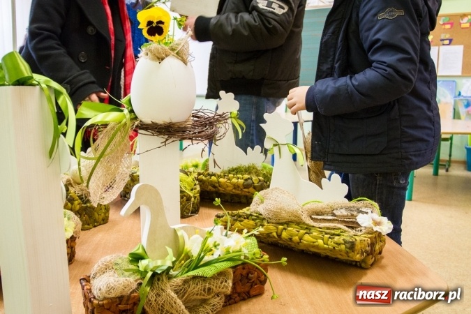 Zdjęcie w galerii na portalu naszraciborz.pl: W Borucinie już świątecznie. Szkoła zorganizowała kiermasz wielkanocny wiadomości z regionu
