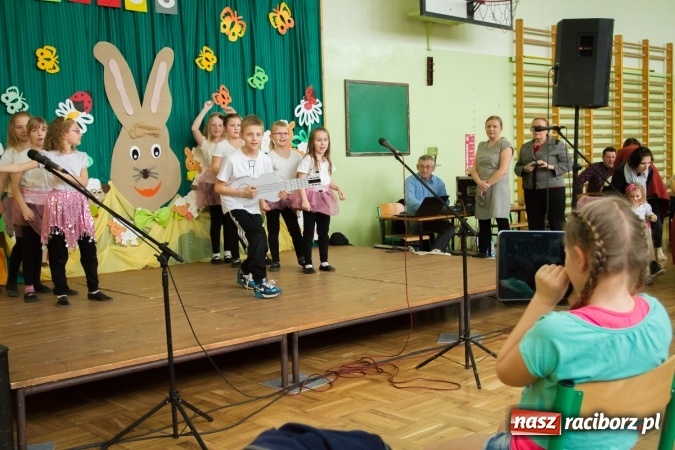 Zdjęcie w galerii na portalu naszraciborz.pl: W Borucinie już świątecznie. Szkoła zorganizowała kiermasz wielkanocny wiadomości z regionu