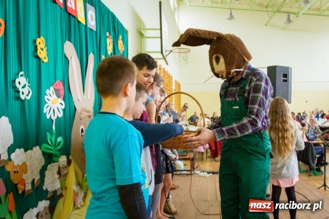 Zdjęcie w galerii na portalu naszraciborz.pl: W Borucinie już świątecznie. Szkoła zorganizowała kiermasz wielkanocny wiadomości z regionu