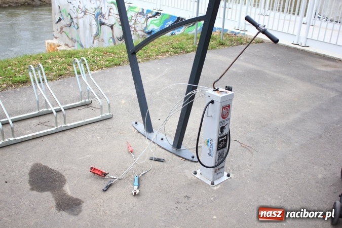 Zdjęcie w galerii na portalu naszraciborz.pl: Wandale zniszczyli sprzęt przy plaży miejskiej! wiadomości z regionu