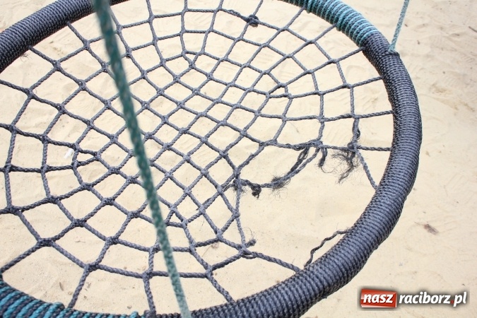 Zdjęcie w galerii na portalu naszraciborz.pl: Wandale zniszczyli sprzęt przy plaży miejskiej! wiadomości z regionu