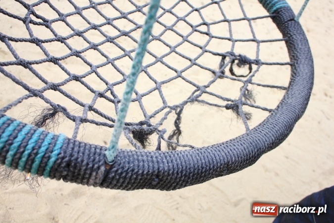 Zdjęcie w galerii na portalu naszraciborz.pl: Wandale zniszczyli sprzęt przy plaży miejskiej! wiadomości z regionu