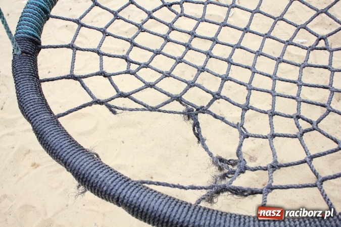 Zdjęcie w galerii na portalu naszraciborz.pl: Wandale zniszczyli sprzęt przy plaży miejskiej! wiadomości z regionu